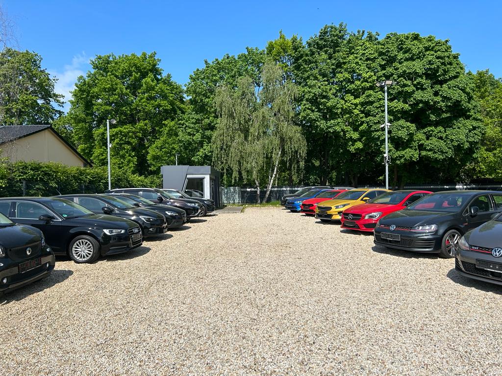 Zufahrt und Fahrzeugfläche von V&M Automobil GmbH in Großbeeren OT Diedersdorf