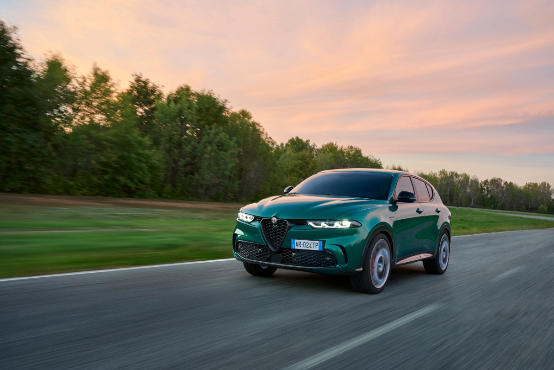 DEN ALFA ROMEO TONALE IBRIDA PLUG-IN Q4 VELOCE AB 499,- € MTL. INKL. RUNDUM-SORGLOS-PAKET LEASEN