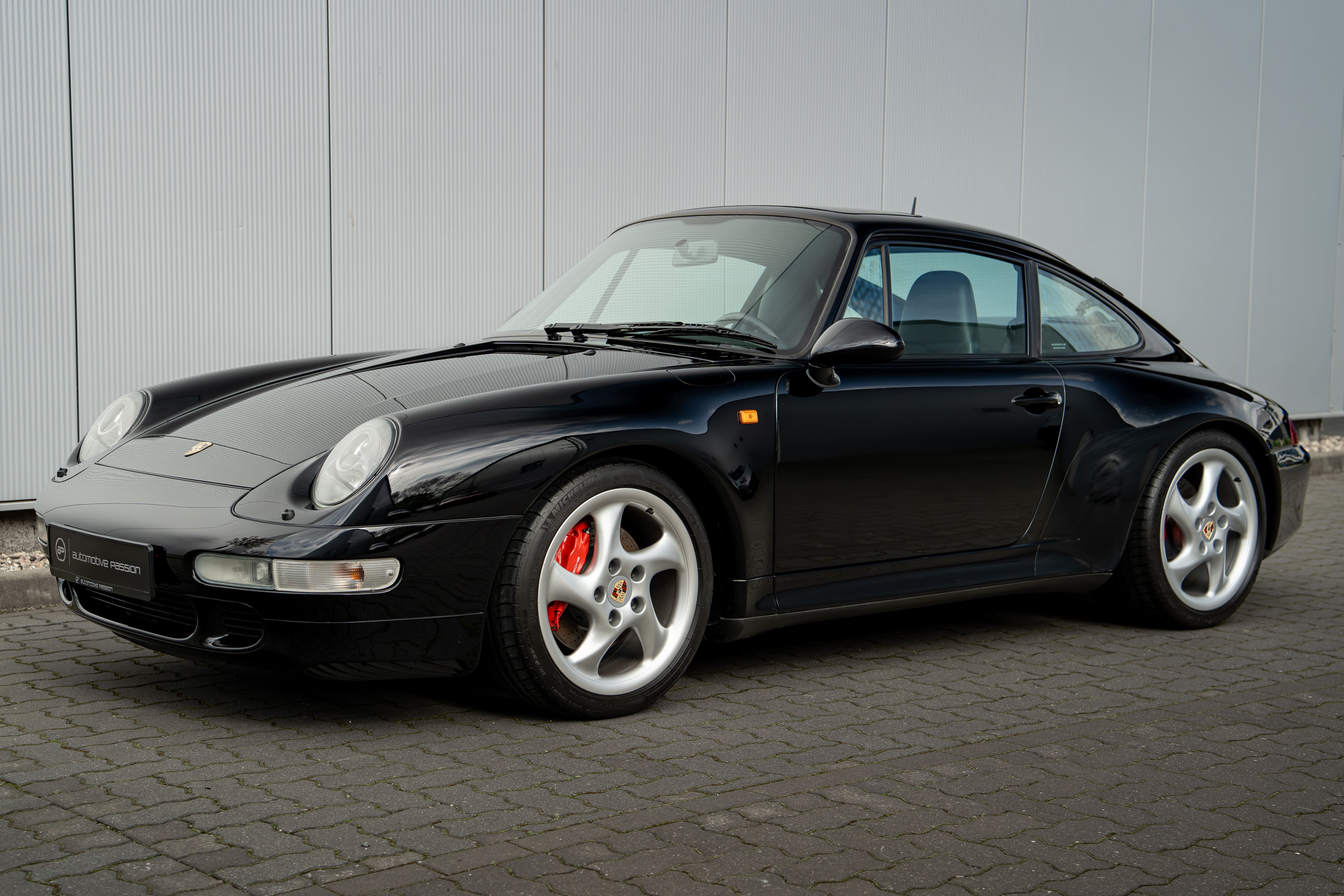 Porsche 993 Carrera 4S in Schwarz – breiter Turbo-Karosseriekörper, 285 PS Varioram-Boxermotor und rote Bremssättel, Baujahr 1996–1997.
